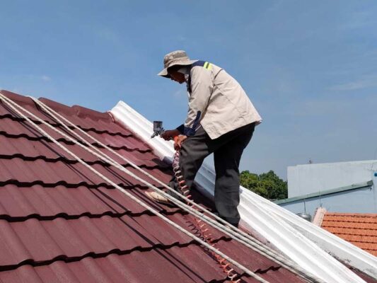 Thợ sơn sửa lại nhà cấp 4 có mái ngói