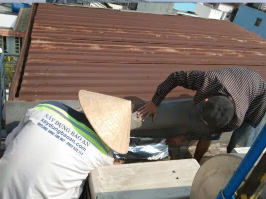Thợ chống dột mái tôn nhà xưởng