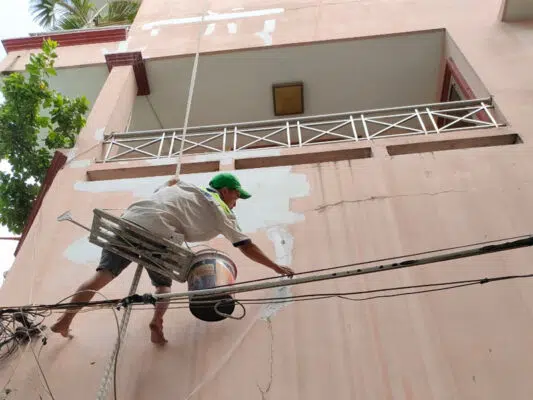 Thợ chống thấm tường ngoài trời