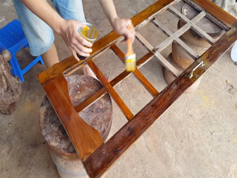 cách sơn dầu cửa gỗ