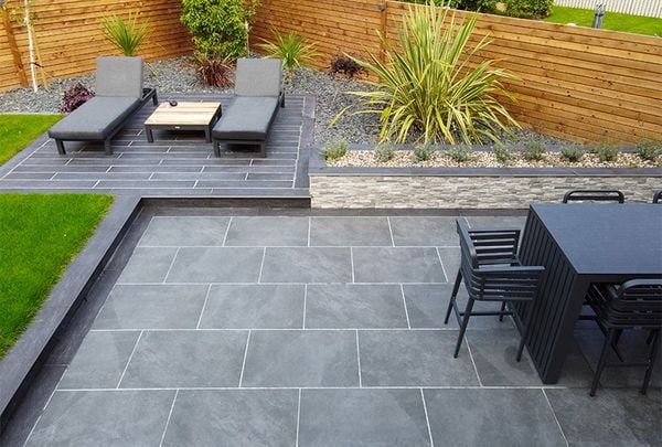 Cách lát đá sân vườn giúp chống trơn trượt khi trời mưa 3 2. Xử lý bề mặt nền trước khi thi công