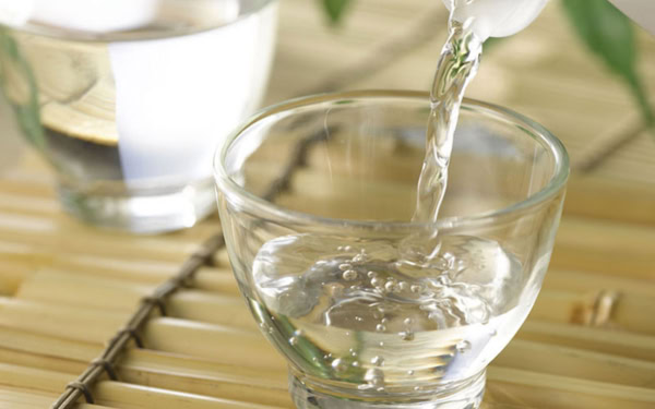 Cách xử lý mùi sơn nhà mới an toàn cho trẻ nhỏ và người già 6 4. Đặt bát nước muối hoặc giấm trắng