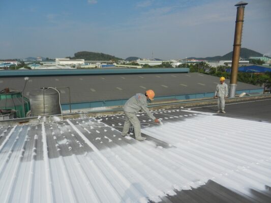 2.1. Sử dụng sơn chống nóng – Cách làm mát đơn giản và hiệu quả