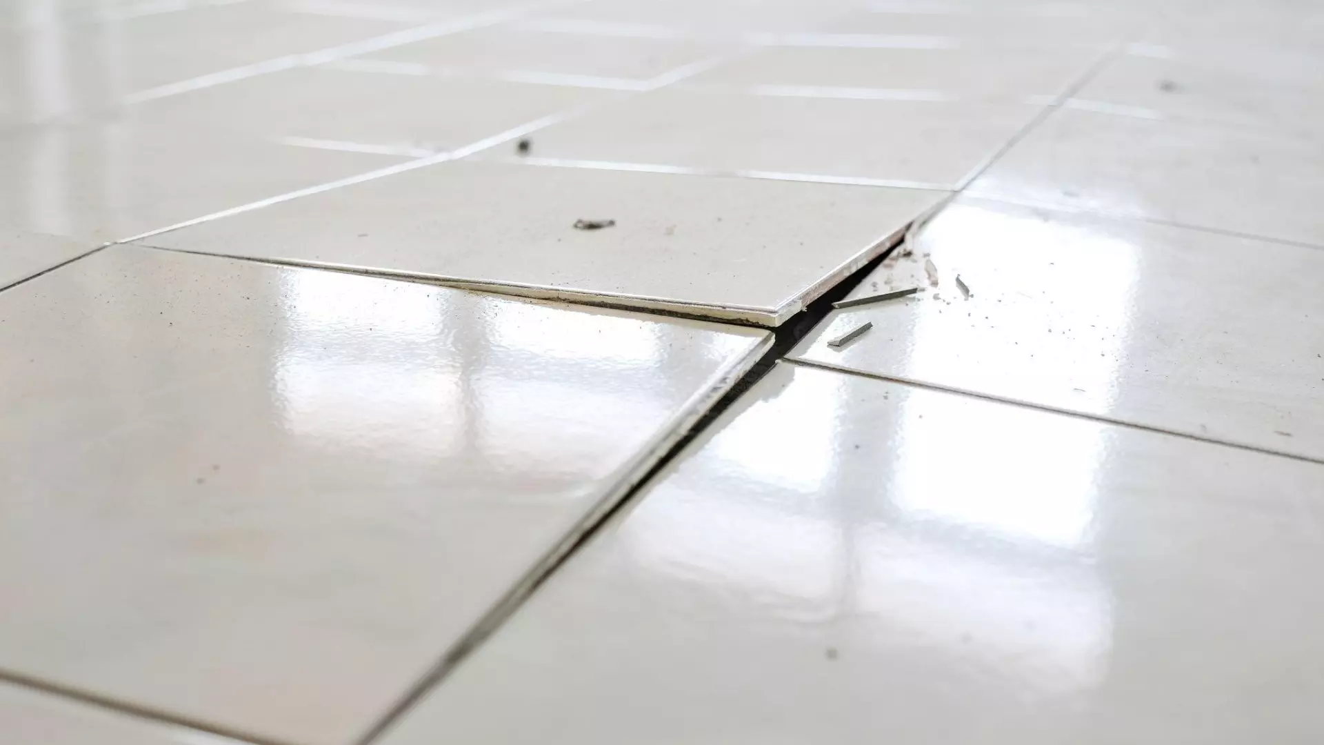 Vì sao sàn bị bong gạch? – 5 nguyên nhân thường gặp nhất