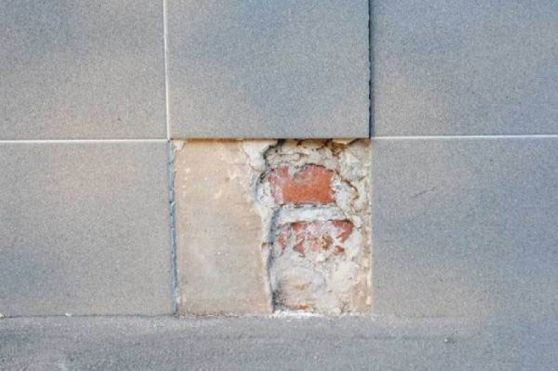 1. Thay thế từng viên gạch bị bong