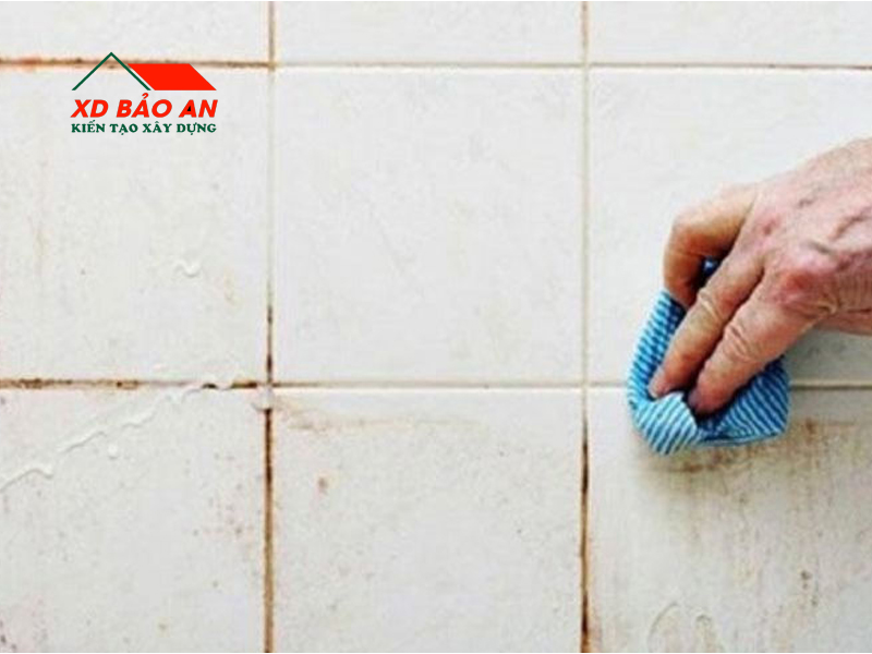 Gạch men bị ố màu sau một năm: Nguyên nhân không phải do nước