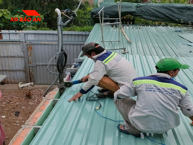 Nên tự sửa mái tôn hay thuê thợ chuyên nghiệp? 3 Vì sao cần dịch vụ chống dột mái tôn chuyên nghiệp