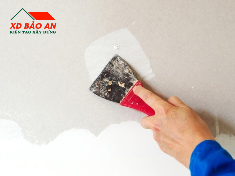 Kỹ thuật dặm vá sơn tường cũ liền mạch: Làm sao để không lộ vết? 2 1. Xử lý bề mặt cũ trước khi sơn