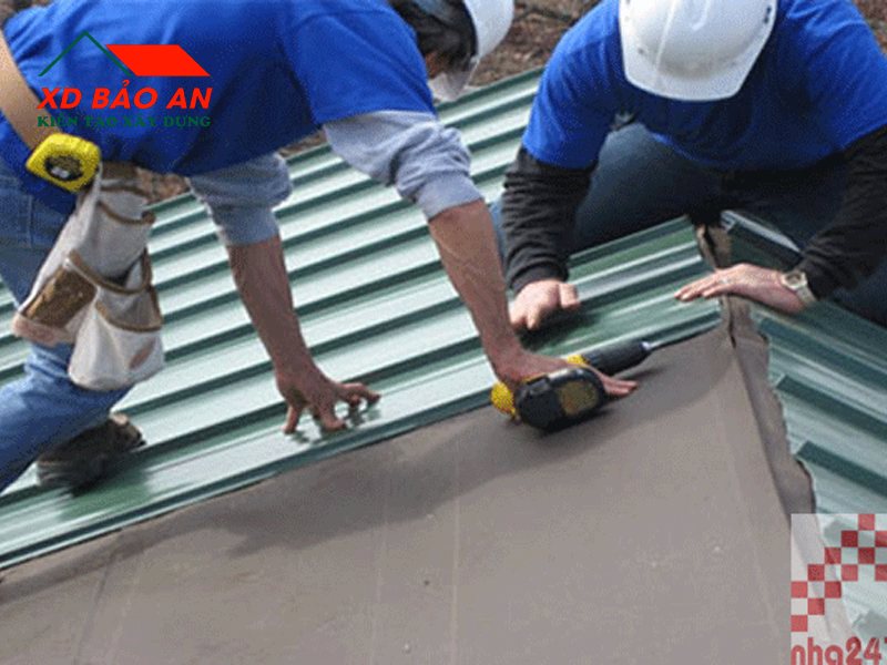 Nên tự sửa mái tôn hay thuê thợ chuyên nghiệp? 2 1. Tự sửa mái tôn – khi nào là hợp lý?