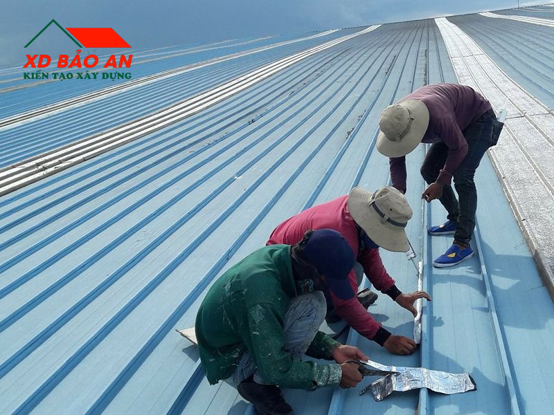 Nên tự sửa mái tôn hay thuê thợ chuyên nghiệp? 4 Lợi ích khi thuê thợ sửa mái tôn chuyên nghiệp: