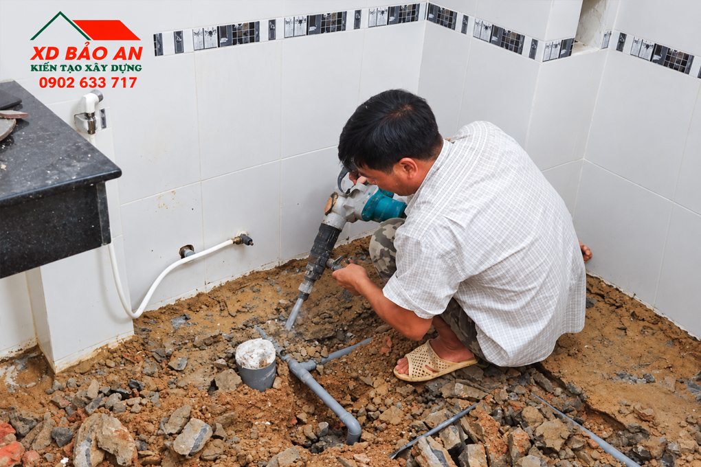 Chống thấm nhà vệ sinh khi cải tạo: Trình tự thi công 5 Đục sửa nền nhà vệ sinh khi cải tạo