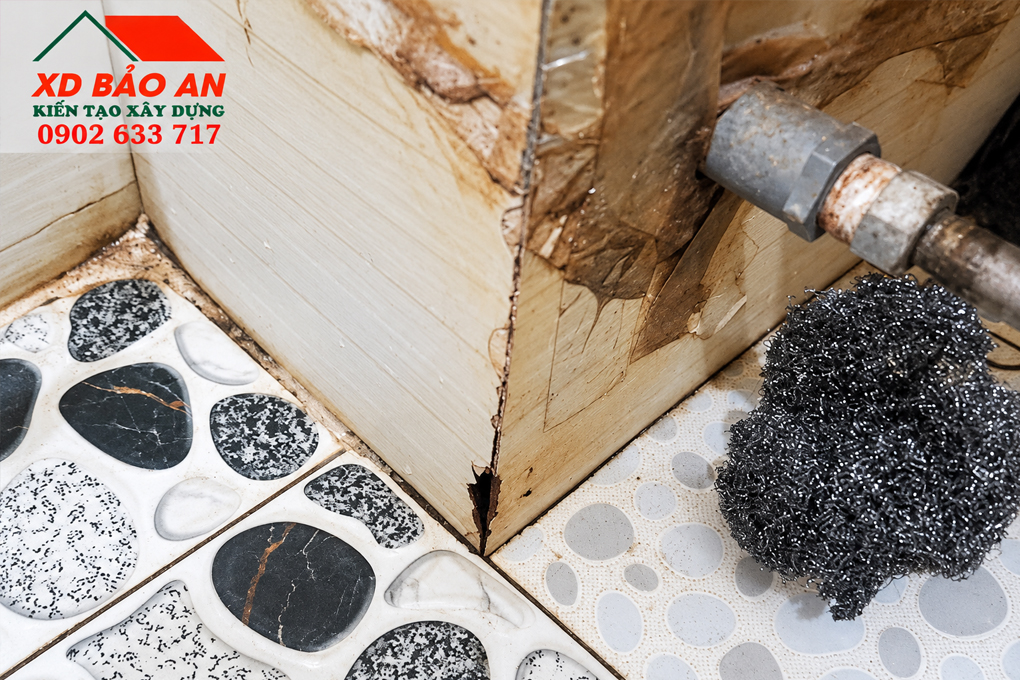 Thấm do ống cấp nước bồn câu gây ra