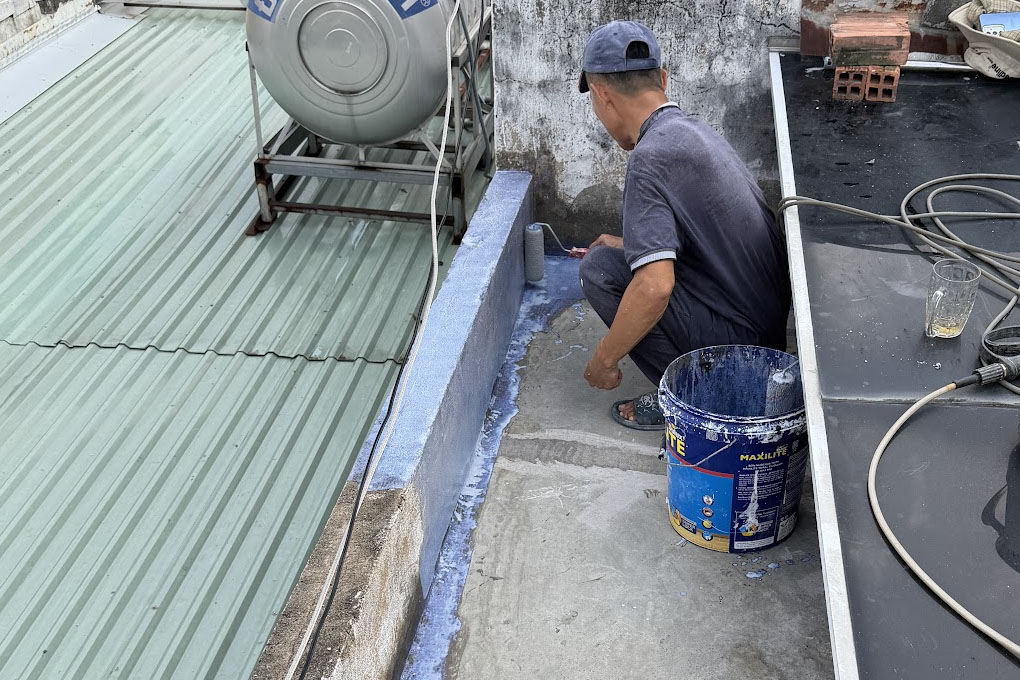 Keo Chống Thấm Sino Có Tốt Không? Cách Dùng & Giá 3 Hình ảnh thợ thi công chống thấm sino