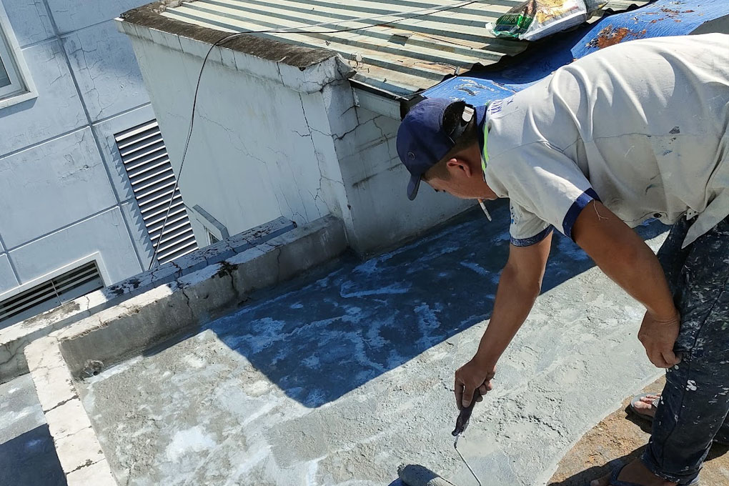 Keo Chống Thấm Sino Có Tốt Không? Cách Dùng & Giá 4 Hình ảnh thợ thi công chống thấm sino