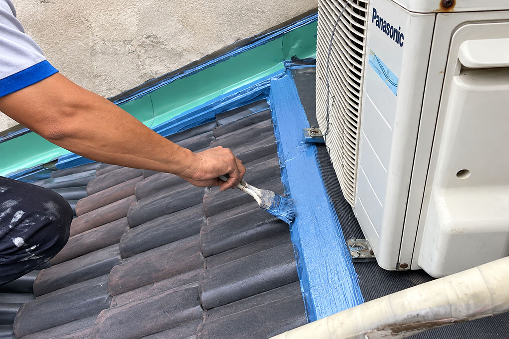 Keo Chống Thấm Sino Có Tốt Không? Cách Dùng & Giá 1 Thi công chống thấm khe tiếp giáp mái ngói bằng vật liệu chống thấm