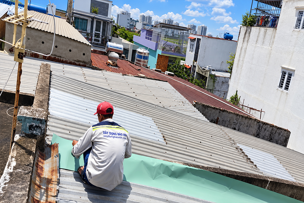 Xử lý dột chỗ chồng mí mái tôn: Cần kiểm tra những gì? 4 Thi công làm kín đường chồng mí mái tôn