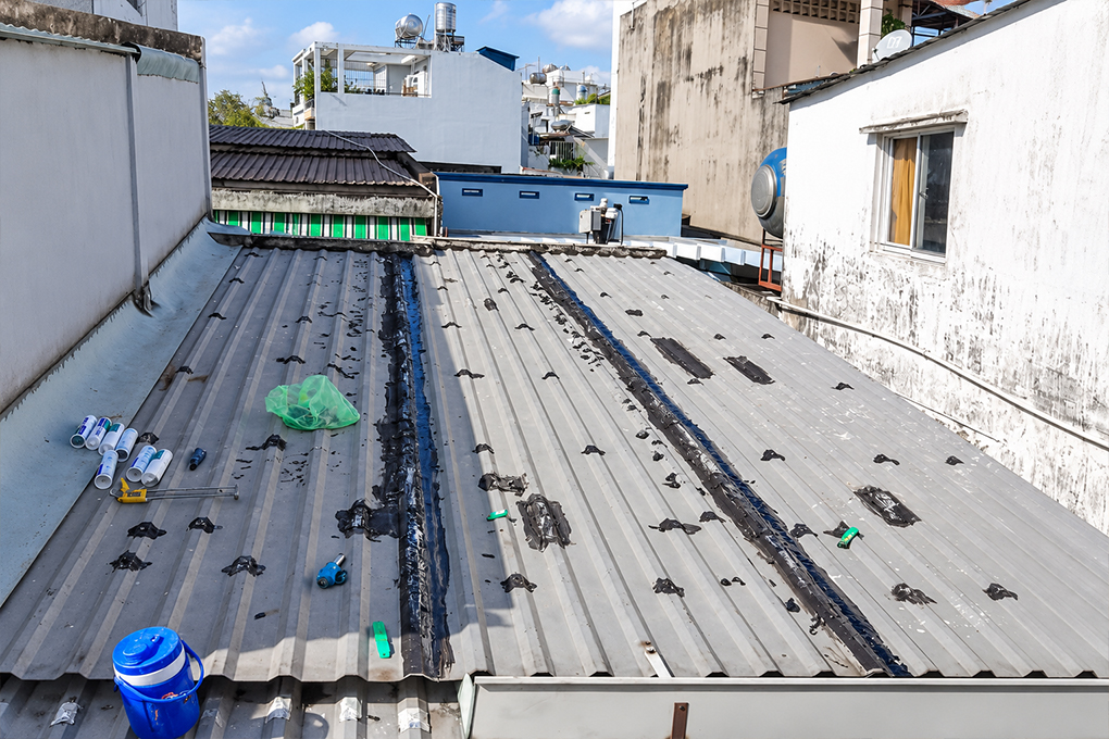 Xử lý dột chỗ chồng mí mái tôn: Cần kiểm tra những gì? 1 Kiểm tra chỗ chồng mí giữa hai tấm mái tôn