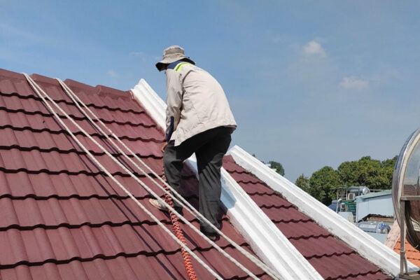 Thợ sơn chống thấm dột mái ngói